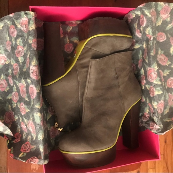Betsey Johnson ankle bootie - Picture 8 of 8